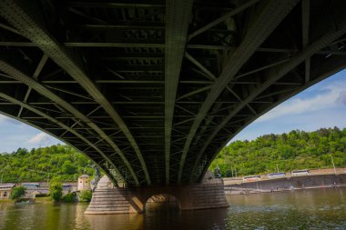 Prag, Çek Cumhuriyeti: Köprü tipi ve yapımı. Vltava nehri üzerinde Çehov köprüsü.