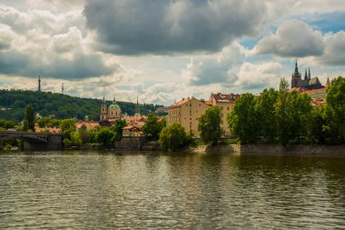 Prag, Çek Cumhuriyeti. Hradcany, tarihinin her döneminden kiliseler, şapeller, salonlar ve kuleler ile Praha Kalesi'dir..