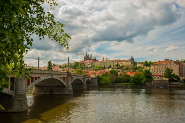 Prag, Çek Cumhuriyeti. Hradcany, tarihinin her döneminden kiliseler, şapeller, salonlar ve kuleler ile Praha Kalesi'dir..