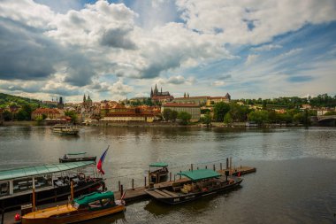 Prag, Çek Cumhuriyeti. Hradcany, tarihinin her döneminden kiliseler, şapeller, salonlar ve kuleler ile Praha Kalesi'dir..