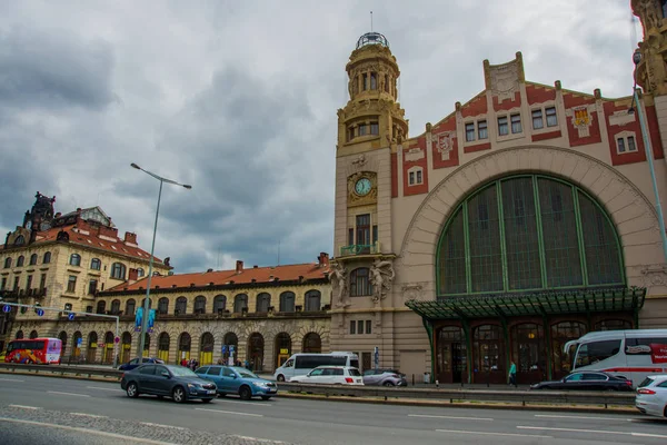 Praga, República Checa: Edificio histórico de la estación de tren en Praga, República Checa — Foto de Stock