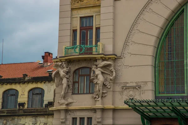 Praga, Repubblica Ceca: Palazzo storico della stazione ferroviaria di Praga — Foto Stock