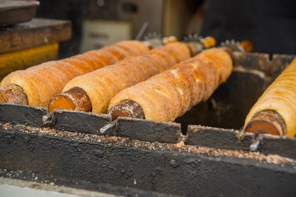 Prague, République tchèque : célèbre cuisine trdelnik sweet roll au magasin — Photo