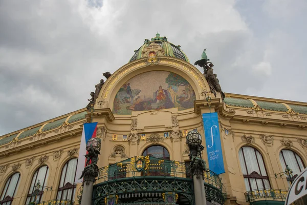 Prag, Tjeckien: kommunalhus-Smetana Hall-en fira konsertlokal i gamla stan Prag nära Krut grinden. — Stockfoto