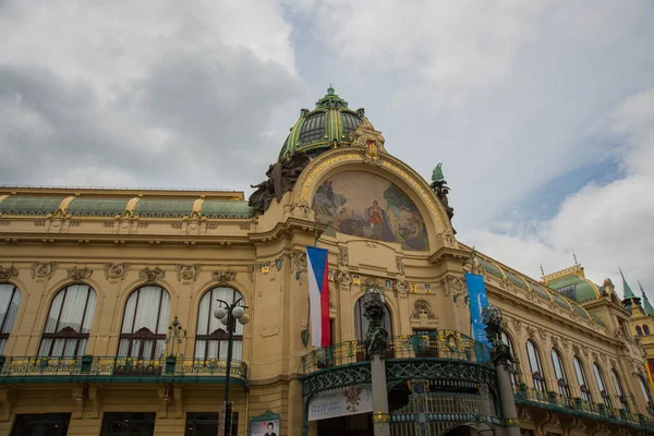 Prága, Cseh Köztársaság: városháza-Smetana Hall-az óváros koncertterme az óvárosban, a Powder Gate közelében. — Stock Fotó