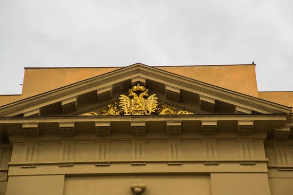 Praga, República Checa: emblema dourado com uma águia. Belo edifício no centro histórico de Praga — Fotografia de Stock