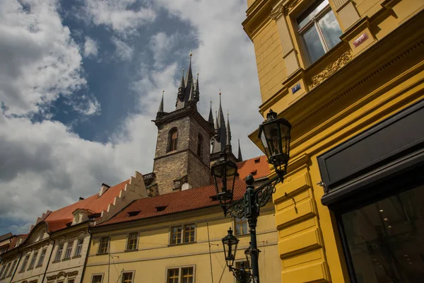 Pražské Staroměstské náměstí a kostel Matky Boží před Týnem v Praze, Česká republika. — Stock fotografie