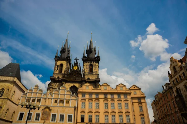 Torget i Prags gamla stan och kyrkan av Moder Gud innan Tyn i Prag, Tjeckien. — Stockfoto