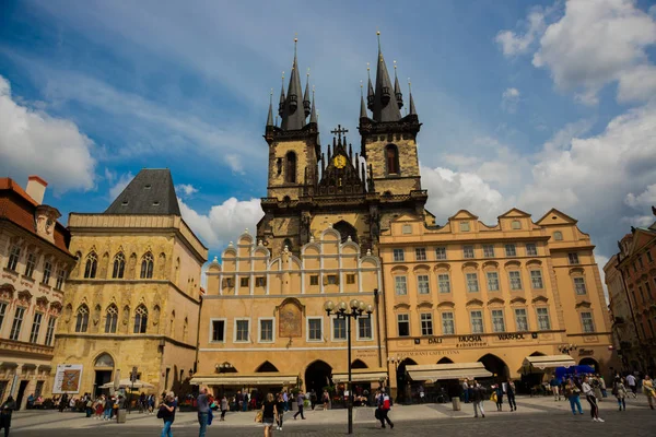 Praga Praça da Cidade Velha e Igreja da Mãe de Deus antes de Tyn em Praga, República Checa . — Fotografia de Stock