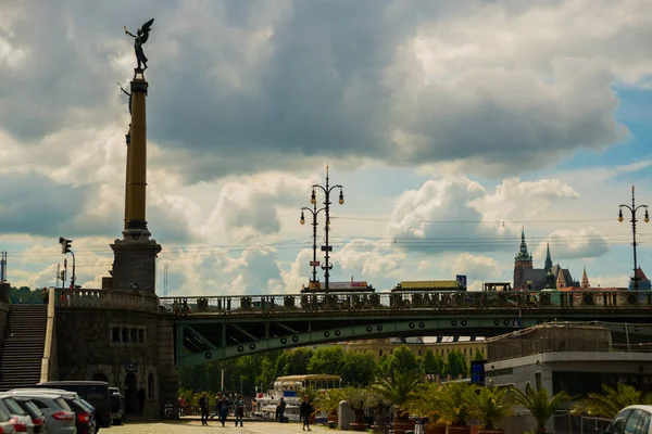 Прага, Чехія: скульптура по Чеховській мосту над річкою Влтава. — стокове фото