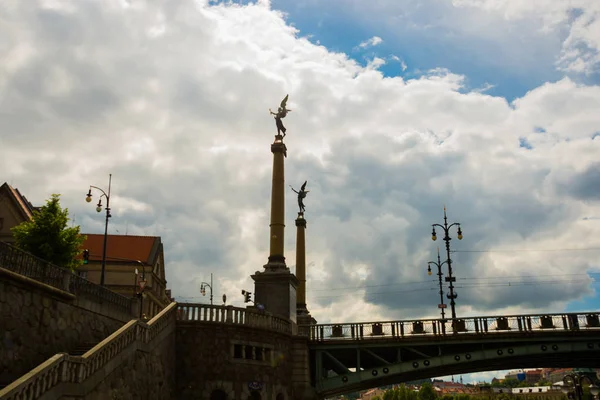 Πράγα, Τσεχική Δημοκρατία: γλυπτική στη γέφυρα του Τσέχωφ πάνω από τον ποταμό Μολδάβα. — Φωτογραφία Αρχείου
