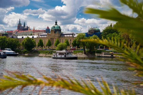 布拉格， 捷克共和国： 美丽的风景与教堂， 房子和河流的景色. — 图库照片