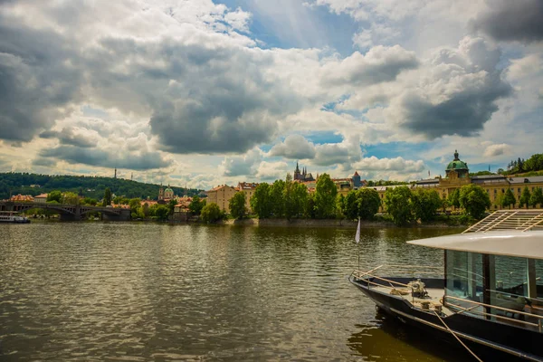 Praag, Tsjechische Republiek: prachtig landschap met uitzicht op kerken, huizen en de rivier. — Stockfoto