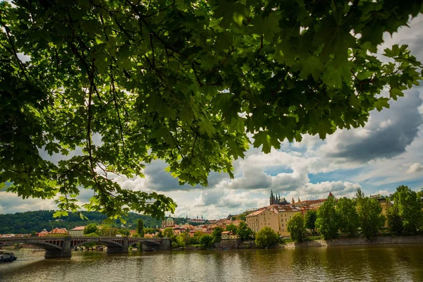 Praga, República Checa. Hradcany é o Castelo de Praha com igrejas, capelas, salões e torres de todos os períodos de sua história . — Fotografia de Stock