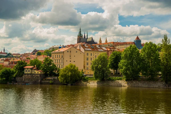 Praga, Repubblica Ceca. Hradcany è il Castello di Praha con chiese, cappelle, sale e torri di ogni periodo della sua storia . — Foto Stock