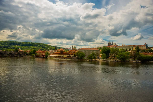 Praga, Repubblica Ceca. Hradcany è il Castello di Praha con chiese, cappelle, sale e torri di ogni periodo della sua storia . — Foto Stock