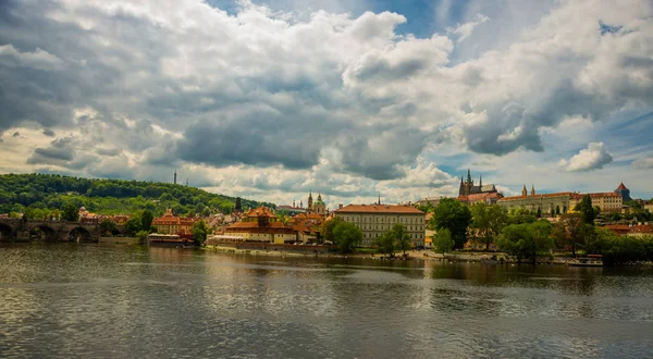 Praag, Tsjechische Republiek. Hradcany is het kasteel van Praha met kerken, kapellen, hallen en torens uit elke periode van zijn geschiedenis. — Stockfoto