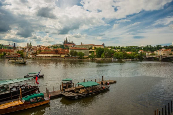Praga, República Checa. Hradthe es el castillo de Praha con iglesias, capillas, pasillos y torres de todos los períodos de su historia . —  Fotos de Stock