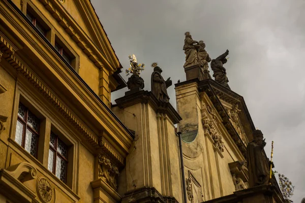 布拉格， 捷克共和国： 市中心的天主教堂 — 图库照片