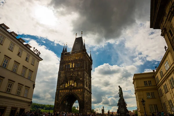 Karlsbron, Prag, Tjeckien: Lesser Town Bridge Towers. Karluv mest. Vacker utsikt över Karlsbron. — Stockfoto