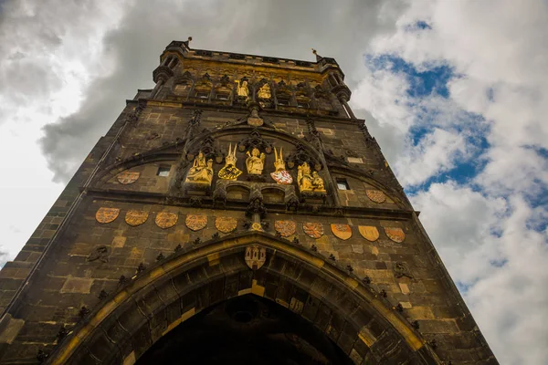 Charles bridge, Prague, Czech Republic: Lesser town bridge towers. Karluv Most. Beautiful view of Charles bridge. — Stock Photo, Image