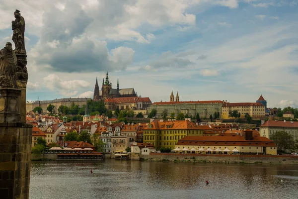 Prague, République tchèque. Hradcany est le château de Praha avec des églises, chapelles, salles et tours de toutes les périodes de son histoire . — Photo