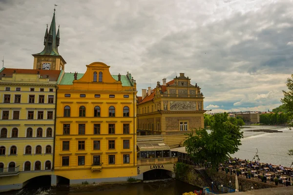Prag, Tschechische Republik: schöner Blick auf die Altstadt. Panorama-Landschaft mit Häusern, Kirchen, Bäumen und einem Fluss. — Stockfoto