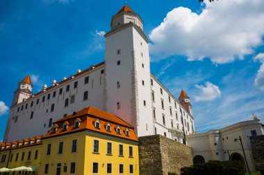 Bratislava,Slovakya: Bratislava Kalesi veya Bratislavsky Hrad, Slovakya'nın başkenti Bratislava'nın ana kalesidir..