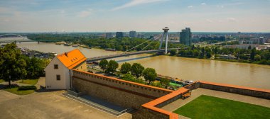 Bratislava,Slovakya: Bratislava'da Tuna nehri üzerinde ufo köprüsü. Yukarıdan şehir manzarası ile güzel manzara.