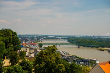 Bratislava,Slovakya: Bratislava'da Tuna nehri üzerinde ufo köprüsü. Yukarıdan şehir manzarası ile güzel manzara.