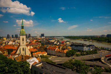 Bratislava, Slovakya: St. Martin Katedrali ve Tuna Nehri ile Bratislava şehrine bakış