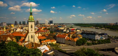 Bratislava, Slovakya: St. Martin Katedrali ve Tuna Nehri ile Bratislava şehrine bakış