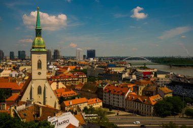 Bratislava, Slovakya: St. Martin Katedrali ve Tuna Nehri ile Bratislava şehrine bakış