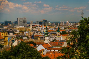 Bratislava, Slovakya: Yukarıdan şehir manzarasına sahip güzel manzara.