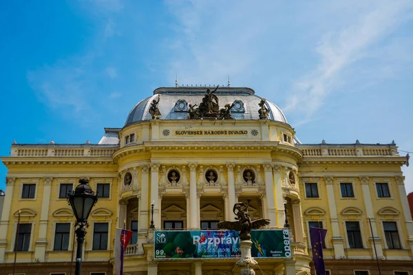 Bratysława, Słowacja: stary słowacki Teatr Narodowy w stylu neorenesansowym — Zdjęcie stockowe
