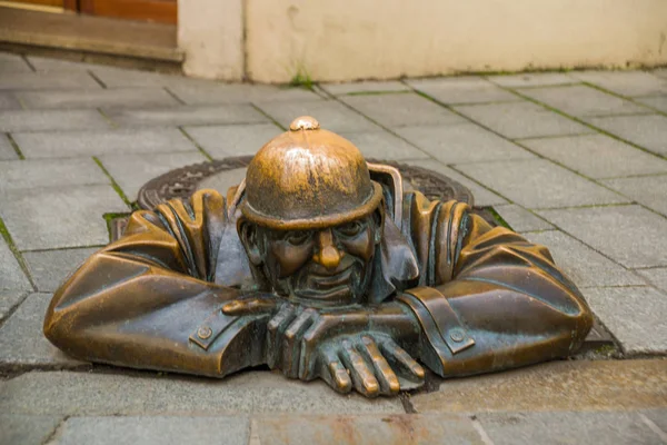 BRATISLAVA, SLOVACCHIA: Scultura in bronzo di idraulico a Bratislava. Statua signor Cumil. L'Osservatore o l'Uomo al lavoro . — Foto Stock