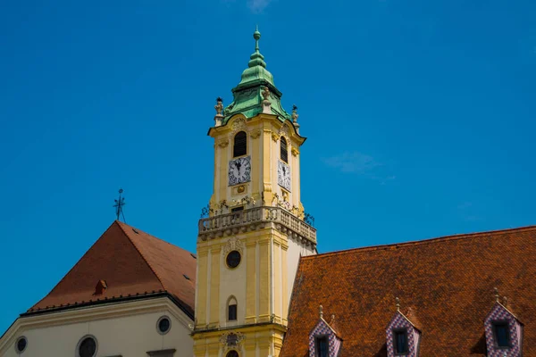 Bratislava, Slovensko: mestske muzeum. Zvonice staré radnice. Bratislavské městské muzeum na hlavním náměstí v Bratislavě — Stock fotografie