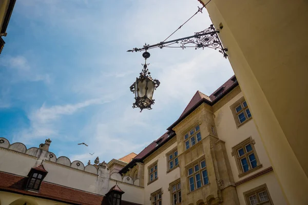 Bratislava, Slovensko: krásná Lucerna proti modrému nebi ve starém městě. — Stock fotografie