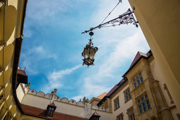 Bratislava, Slovensko: krásná Lucerna proti modrému nebi ve starém městě. — Stock fotografie