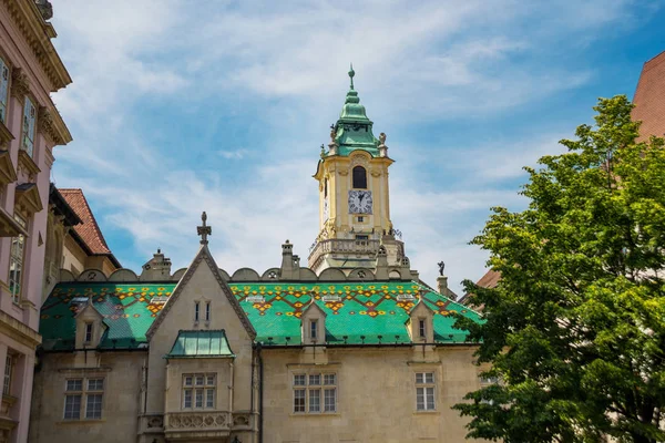 BRATISLAVA, SLOVAQUIE : Ancien hôtel de ville Musée de la ville de Bratislava Mestske Muzeum sur la place principale de Bratislava — Photo