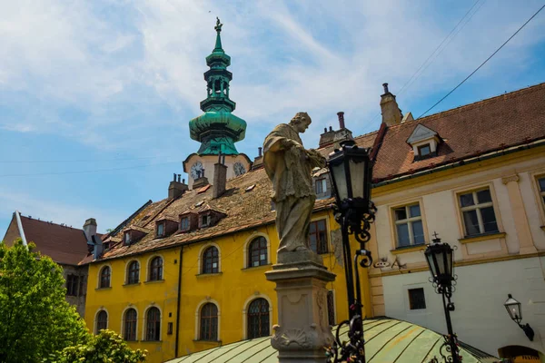 BRATISLAVA, SLOVAKIA: Poarta lui Mihail în orașul vechi Bratislava — Fotografie, imagine de stoc