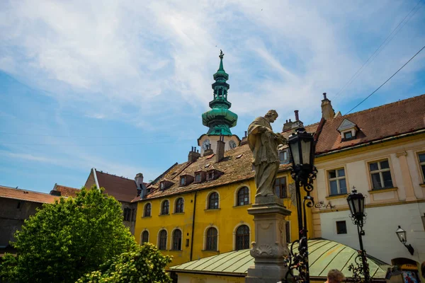 Bratislava, Slovakien: Mikaels port i Bratislavas gamla stadsdel — Stockfoto