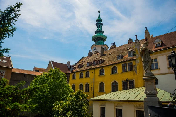 Bratislava, Slovakien: Mikaels port i Bratislavas gamla stadsdel — Stockfoto