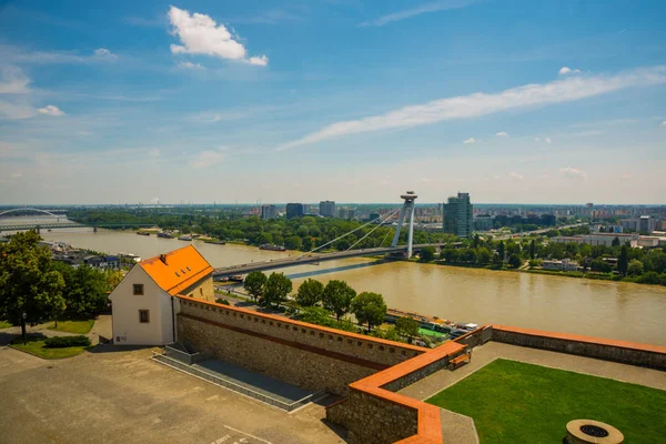 Bratislava, Eslovaquia: Puente OVNI sobre el río Danubio en Bratislava. Hermoso paisaje con vistas a la ciudad desde arriba . — Foto de Stock