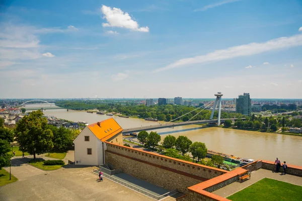 Bratislava, Eslovaquia: Puente OVNI sobre el río Danubio en Bratislava. Hermoso paisaje con vistas a la ciudad desde arriba . — Foto de Stock