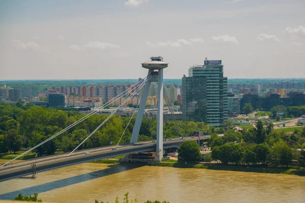 Bratislava, Eslovaquia: Puente OVNI sobre el río Danubio en Bratislava. Hermoso paisaje con vistas a la ciudad desde arriba . — Foto de Stock