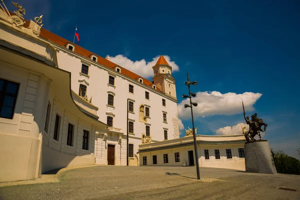 Bratislava Eslovaquia: Monumento al Rey Svatopluk en el Castillo de Bratislava o Bratislavsky Hrad . —  Fotos de Stock