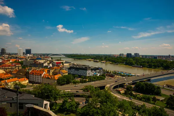 Bratysława, Słowacja: most UFO nad rzeką Dunaj w Bratysławie, Słowacja — Zdjęcie stockowe