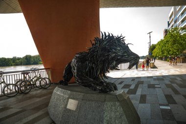 Bratislava,Slovakya: Araba lastiklerinden yapılmış sıradışı heykel. Rıhtımda heykel kaplan.