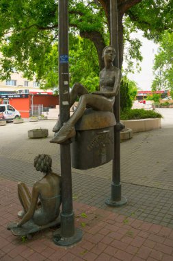 Bratislava, Slovakya: ilk Slovak posta kutusunu işaretleyen heykel. İki kız heykeli - postanede çalışan postacı.